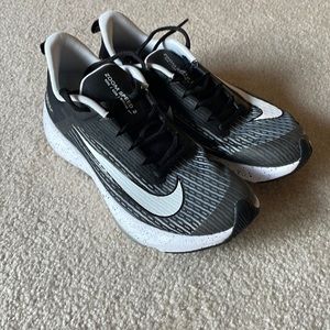 Nike zoom speed 2.  Youth size 4.  ✨EXCELLENT CONDITION✨
